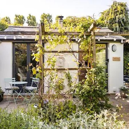 The Lodge - A Tranquil Escape Atworth Exterior foto