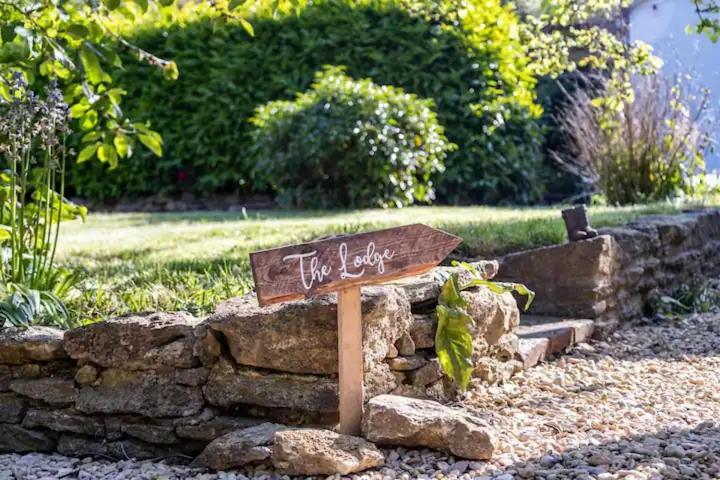 The Lodge - A Tranquil Escape Atworth Exterior foto
